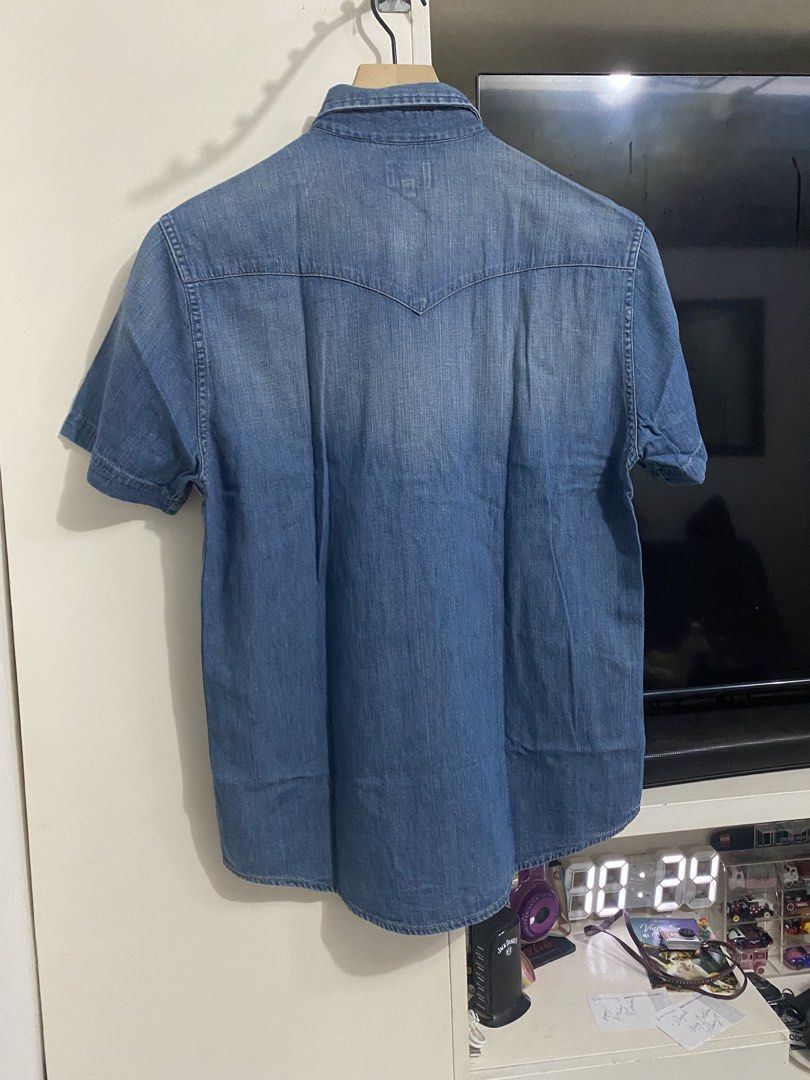 Levis denim shirt shortsleeves (Category: Formal Shirts) located in Santa Maria. Submitted by jordangail (Listing ID 1464242421, Image 3). Description: Button shirt 21x28 Small on tag Excellent 9.9/10 No issue Mine na Gcash Jnt God bless.