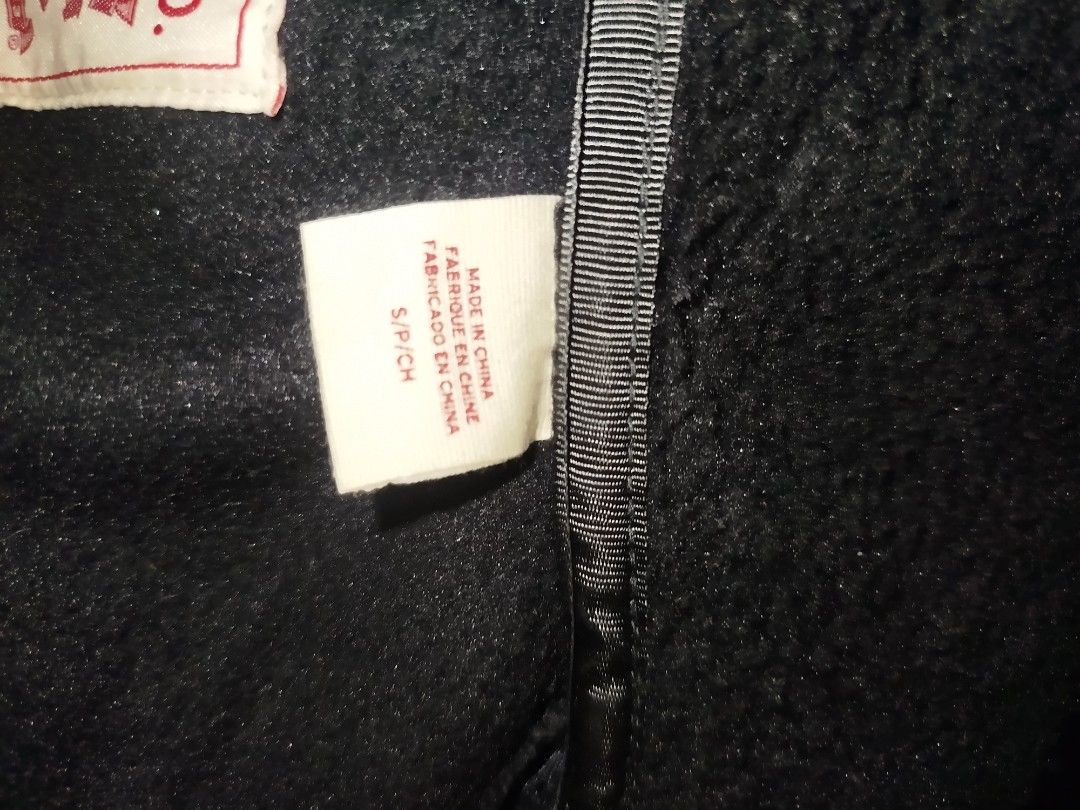 Levi's Fleece Zip-Up Jacket (Category: Coats, Jackets and Outerwear) located in Zaragoza. Submitted by ruzzelcalzado (Listing ID 1464306320, Image 3). Description: - Black Levi's fleece jacket - Full zip-up front - Chest pocket - Two side zip pockets - Super warm and cozy material - Great for layering - Size S.