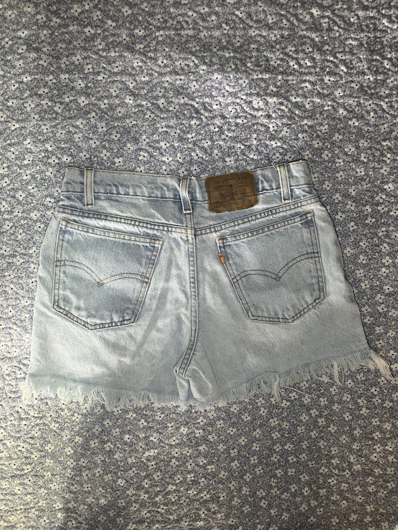 Levis Short (Category: Shorts) located in Manila. Submitted by gdwmtine_28 (Listing ID 1464266541, Image 2). Description: Levi’s denim short Size: 25-26.