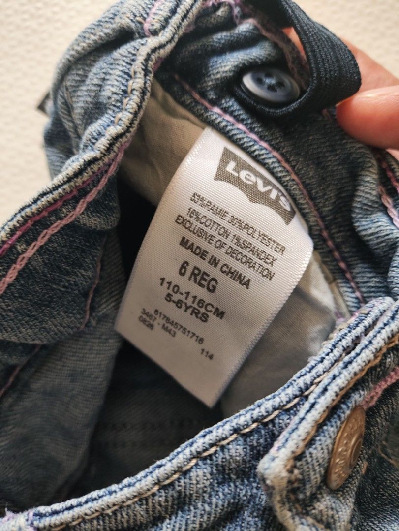 Levi's Shorts for girls (Category: Babies & Kids Fashion) located in Taguig. Submitted by cleanupmomma (Listing ID 1464206688, Image 3). Description: Please take time to read ❤️ Fits 5-7 yrs old no flaws wyiwyg.