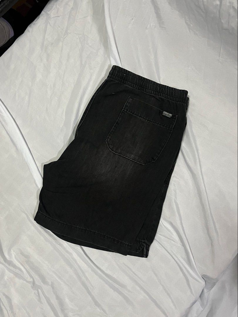 Levis Washed Denim Short Size 41 (Category: Shorts) located in Muntinlupa City. Submitted by ninenine.collective (Listing ID 1464139790, Image 1). Description: Levis Washed Denim Short Size 41 - P 500 .