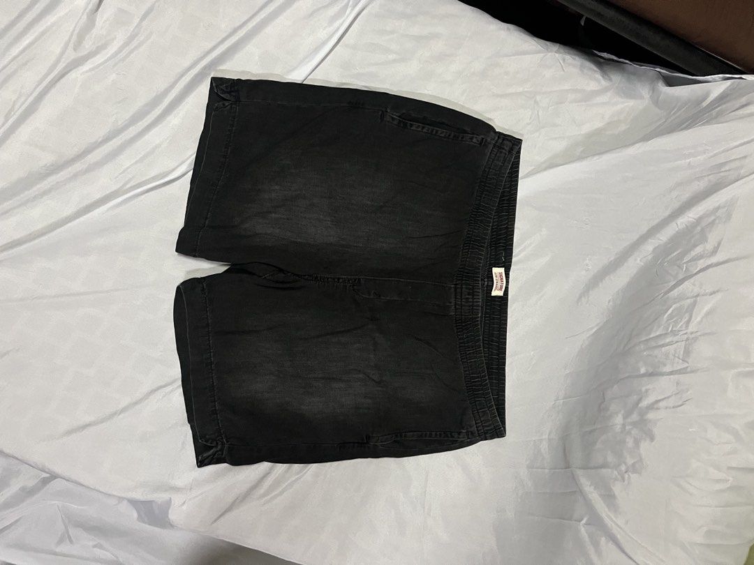Levis Washed Denim Short Size 41 (Category: Shorts) located in Muntinlupa City. Submitted by ninenine.collective (Listing ID 1464139790, Image 3). Description: Levis Washed Denim Short Size 41 - P 500 .