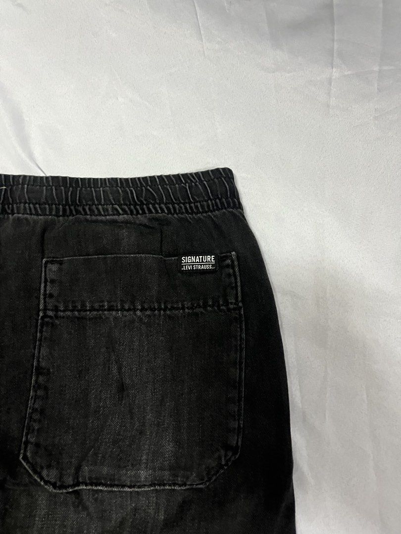 Levis Washed Denim Short Size 41 (Category: Shorts) located in Muntinlupa City. Submitted by ninenine.collective (Listing ID 1464139790, Image 2). Description: Levis Washed Denim Short Size 41 - P 500 .