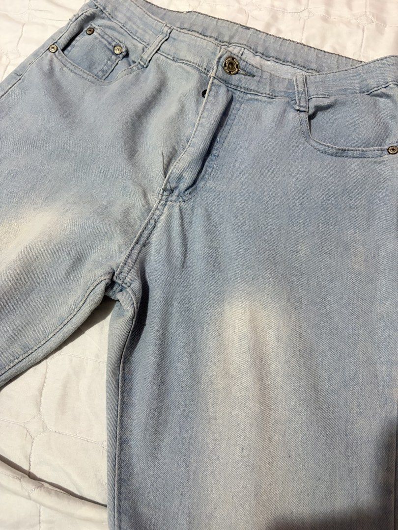 Light Wash Denim Jeans (Category: Jeans) located in Manila. Submitted by strbrx_ (Listing ID 1464302902, Image 1). Description: - Light wash denim jeans - Classic five-pocket style - Button and zip closure - Comfortable fit - Perfect for casual wear - Size 30 - Flare Jeans.