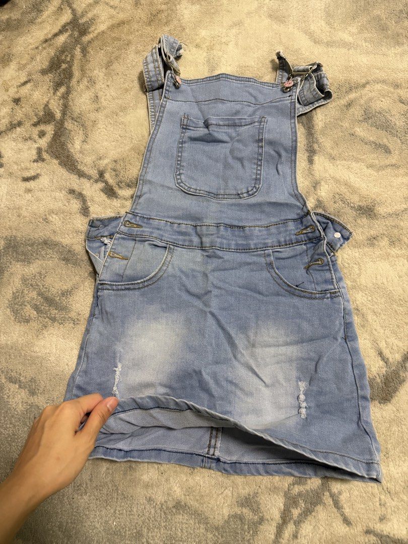 Light Wash Denim Overalls Dress (Category: Babies & Kids Fashion) located in Manila. Submitted by e.louise (Listing ID 1464332488, Image 3). Description: - Cute light wash denim overall dress - Distressed details on the skirt - Adjustable straps with button closure - Two front pockets and a bib pocket - Great for casual wear - Easy to pair with tops.