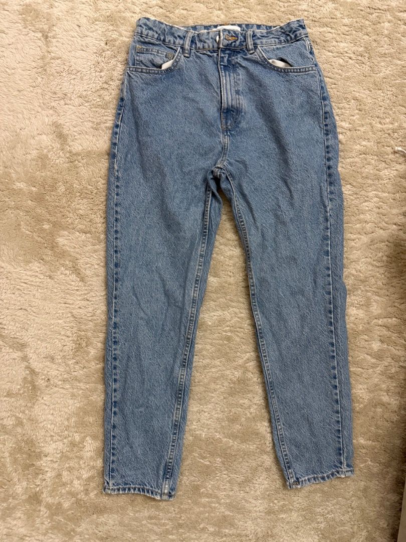 Light Wash Mom Jeans (Category: Jeans) located in Caloocan City. Submitted by croissant8765 (Listing ID 1464313323, Image 1). Description: - Classic light wash mom jeans - High-waisted fit - Relaxed leg for comfort - Perfect for everyday wear - Versatile styling with any top - Essential wardrobe staple.