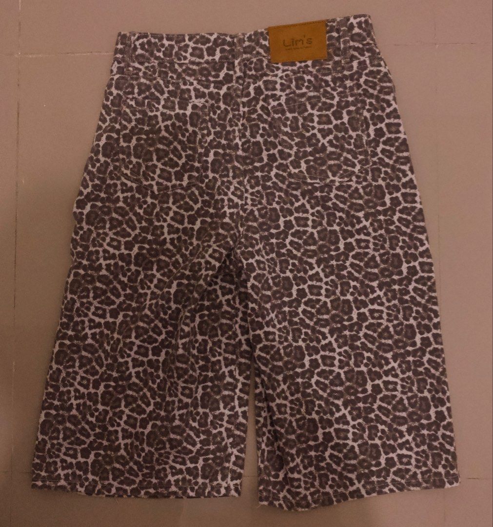 Lim's Leopard Print Wide Leg Jorts (Category: Shorts) located in Rodriguez. Submitted by urforeverrina (Listing ID 1464314390, Image 2). Description: - Leopard print culottes - Brand: Lim's - Style: High-waisted, wide leg - Closure: Zip and button - Size: S WAIST:26-27 - Perfect for a bold, statement look.