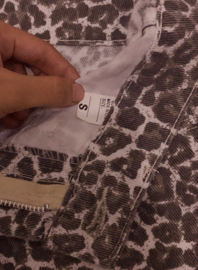 Lim's Leopard Print Wide Leg Jorts (Category: Shorts) located in Rodriguez. Submitted by urforeverrina (Listing ID 1464314390, Image 3). Description: - Leopard print culottes - Brand: Lim's - Style: High-waisted, wide leg - Closure: Zip and button - Size: S WAIST:26-27 - Perfect for a bold, statement look.