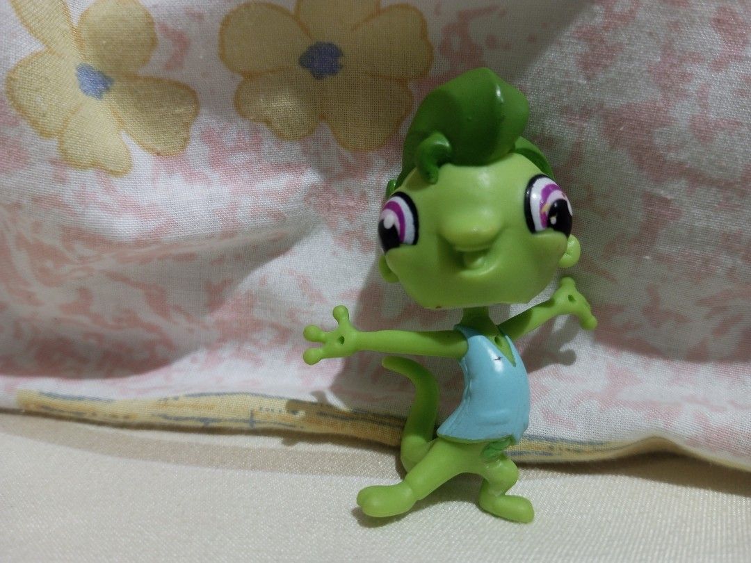 Littlest Pet Shop Green Lizard Toy (Category: Kids Toys) located in Victorias. Submitted by tobylacua26871 (Listing ID 1464270764, Image 1). Description: - Adorable green Littlest Pet Shop lizard toy. - Features big, captivating purple eyes. - Comes with a cute light blue shirt. - Distinctive LPS logo imprinted on its head. - Ideal for Littlest Pet Shop collectors and young fans. - Compact size makes it easy to carry and play with. - Ready to fin