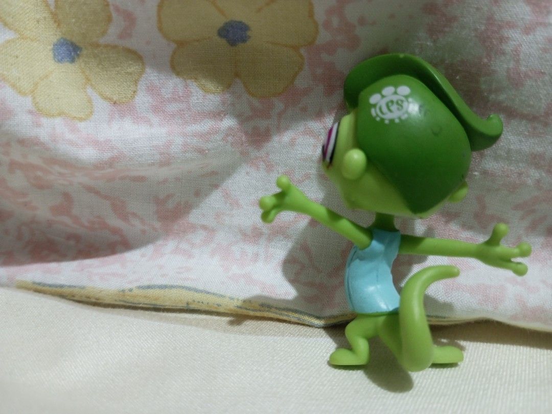 Littlest Pet Shop Green Lizard Toy (Category: Kids Toys) located in Victorias. Submitted by tobylacua26871 (Listing ID 1464270764, Image 3). Description: - Adorable green Littlest Pet Shop lizard toy. - Features big, captivating purple eyes. - Comes with a cute light blue shirt. - Distinctive LPS logo imprinted on its head. - Ideal for Littlest Pet Shop collectors and young fans. - Compact size makes it easy to carry and play with. - Ready to fin