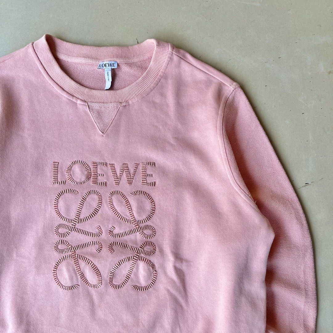 Loewe Pink Logo Sweatshirt (Category: Longsleeves) located in Mandaue City. Submitted by chinsyap_03 (Listing ID 1464190661, Image 3). Description: See last photo - Size: Medium (M) - Measurements: 22" (width) x 26" (length) - A stylish addition to any wardrobe.
