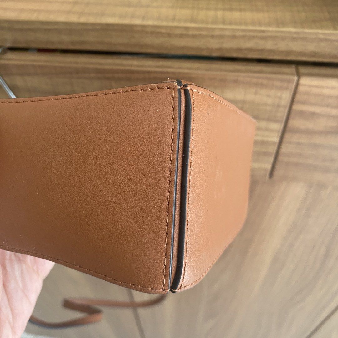 Loewe puzzle bag not hammock （分類：手袋及銀包）位於 Hong Kong。 由 shopaholic628 提交（商品編號 1464218361，圖片 3）。簡介： 好新淨 順豐到付或平郵自付優先。