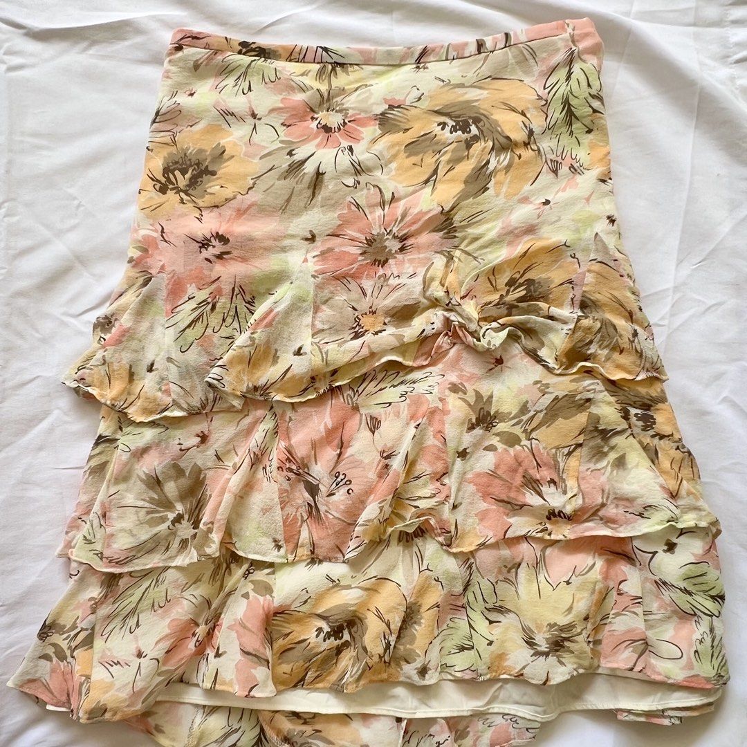 LOFT Ann Taylor Silk Skirt (Category: Skirts) located in Manila. Submitted by miyarmoire (Listing ID 1464171152, Image 1). Description: INCH LOFT Ann Taylor Skirt💐 w: 30 l: 18.5 VINTAGE Silk Midi skirt no visible flaws like discolouration and tears .