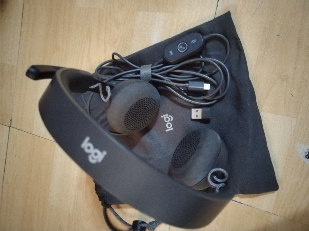 Logi USB-C Headset with Mic and Carrying Pouch (Category: Headphones & Headsets) located in Quezon City. Submitted by arman1990 (Listing ID 1464168616, Image 3). Description: - Logitech headset with convenient USB-C connection - Built-in inline microphone and controls for easy call and playback management - Comes with a USB-A adapter for wider compatibility - Includes a drawstring carrying pouch for portability - Ideal for online meetings, work c