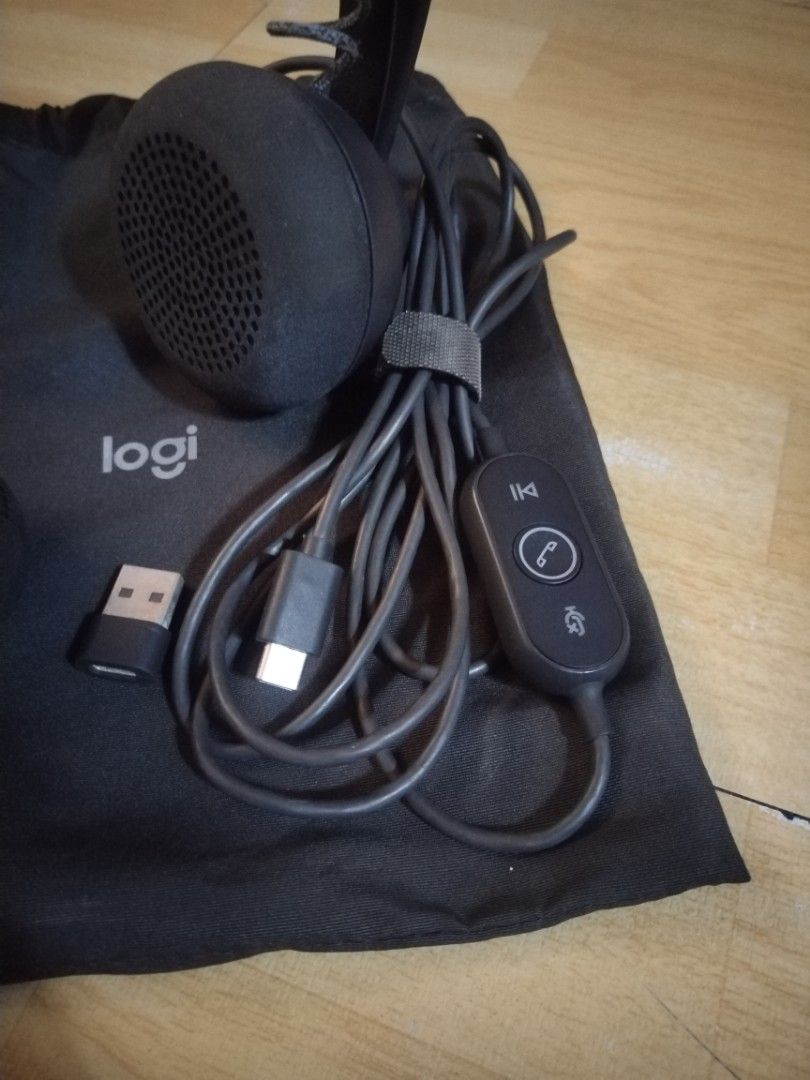 Logi USB-C Headset with Mic and Carrying Pouch (Category: Headphones & Headsets) located in Quezon City. Submitted by arman1990 (Listing ID 1464168616, Image 2). Description: - Logitech headset with convenient USB-C connection - Built-in inline microphone and controls for easy call and playback management - Comes with a USB-A adapter for wider compatibility - Includes a drawstring carrying pouch for portability - Ideal for online meetings, work c