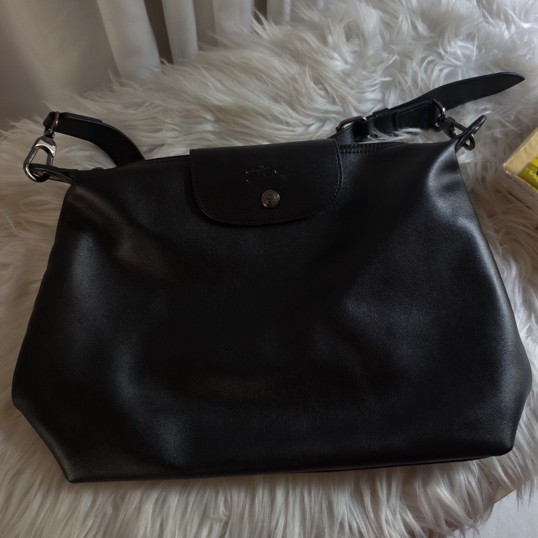 LONG CHAMP HOBO (Category: Shoulder Bags) located in General Santos City (Dadiangas). Submitted by zhia_preloved (Listing ID 1464237585, Image 1). Description: original, good as new condition.
