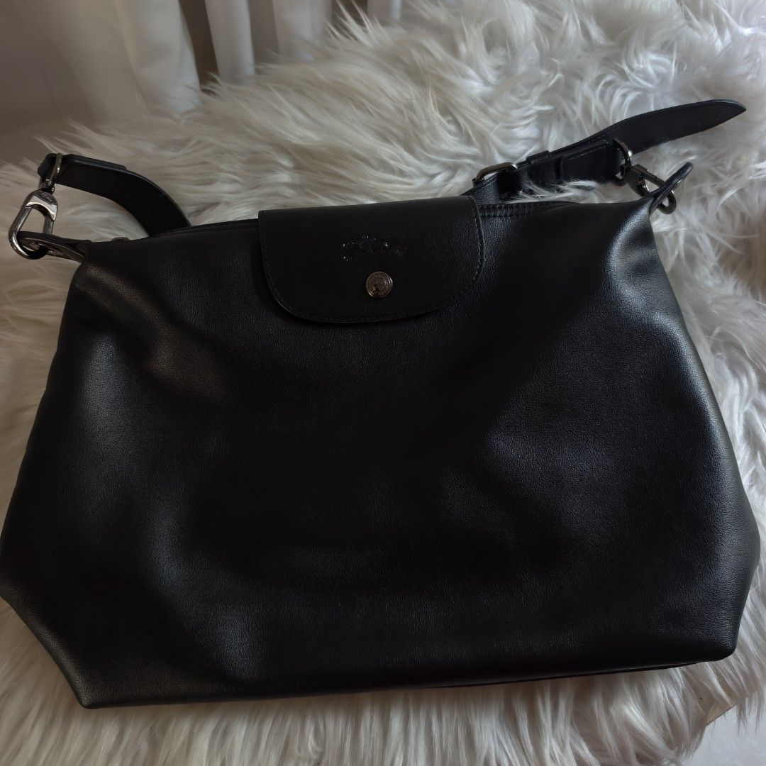 LONG CHAMP HOBO (Category: Shoulder Bags) located in General Santos City (Dadiangas). Submitted by zhia_preloved (Listing ID 1464237585, Image 2). Description: original, good as new condition.
