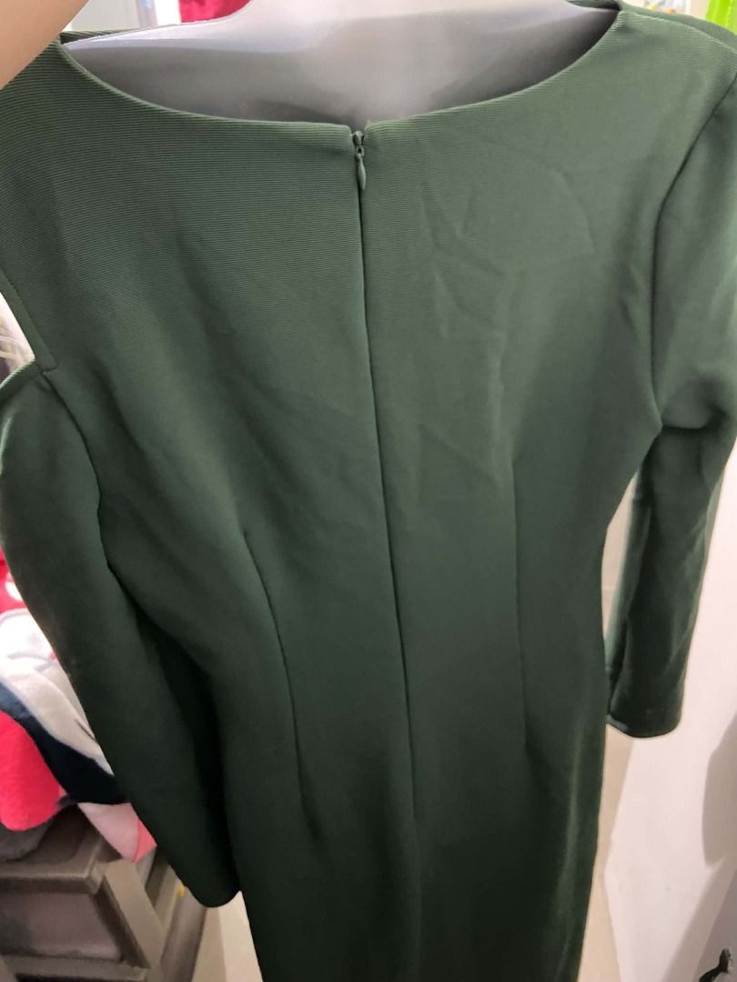Long Green Dress Medium (Category: Dresses) located in Las Pinas. Submitted by tepffwayne6901 (Listing ID 1464154932, Image 3). Description: Green midi dress with long sleeves. Features a cold shoulder cut-out detail on one side. The fabric has a subtle textured pattern. Simple and chic design. Great for a night out or a special occasion..