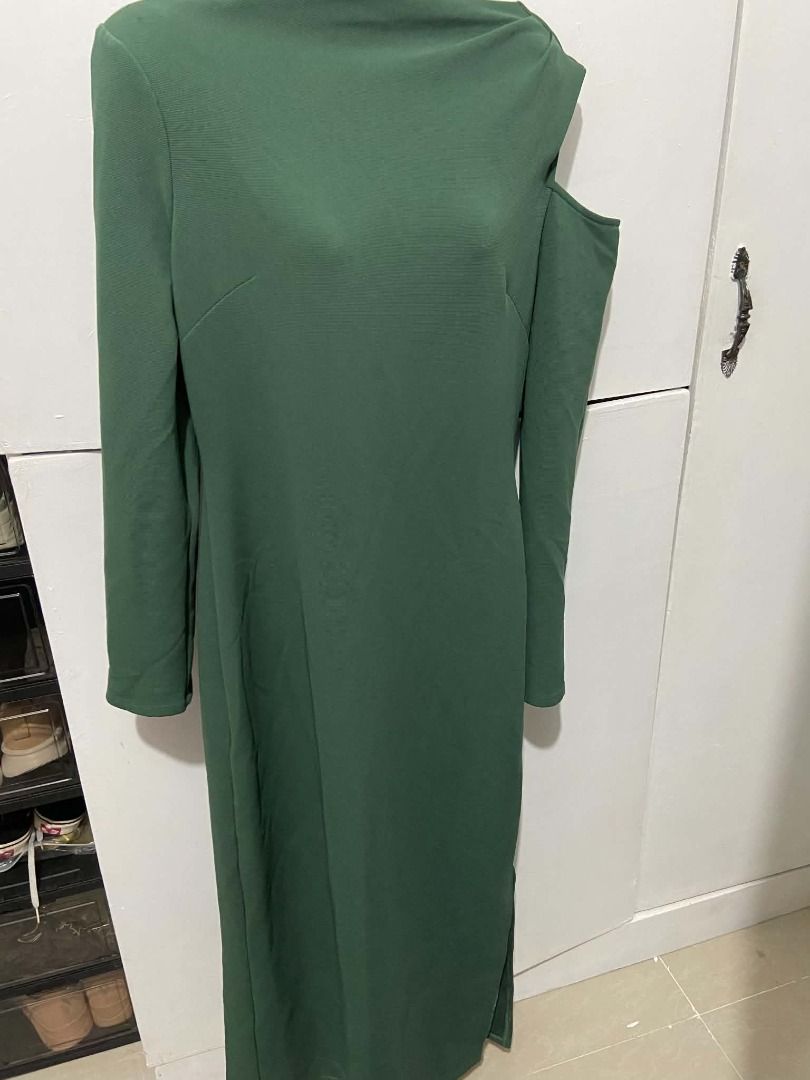 Long Green Dress Medium (Category: Dresses) located in Las Pinas. Submitted by tepffwayne6901 (Listing ID 1464154932, Image 2). Description: Green midi dress with long sleeves. Features a cold shoulder cut-out detail on one side. The fabric has a subtle textured pattern. Simple and chic design. Great for a night out or a special occasion..