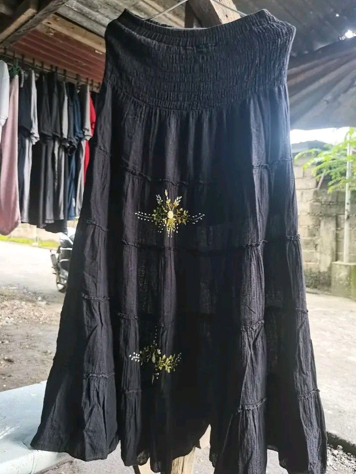 long skirt (Category: Skirts) located in Los Banos. Submitted by misscoh_8 (Listing ID 1464221794, Image 2). Description: size:27-29 diko na mahanap top neto pede po siya long skirt and tube dress galing bangkok.
