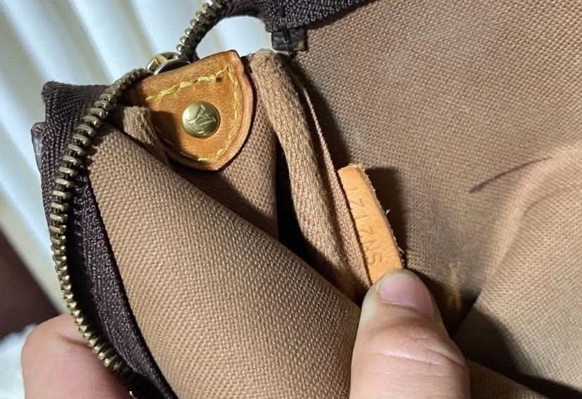 Louis Vuitton Monogram Eva Clutch Bag (Category: Luxury Bags & Wallets) located in Manila. Submitted by rufus_apparel (Listing ID 1464301863, Image 3). Description: - Authentic Louis Vuitton Eva clutch - Monogram canvas - Gold chain strap - Leather trim - Interior serial number: SN1121 - Includes dust bag - Detachable leather strap included - Ideal for evening use or as a makeup pouch.