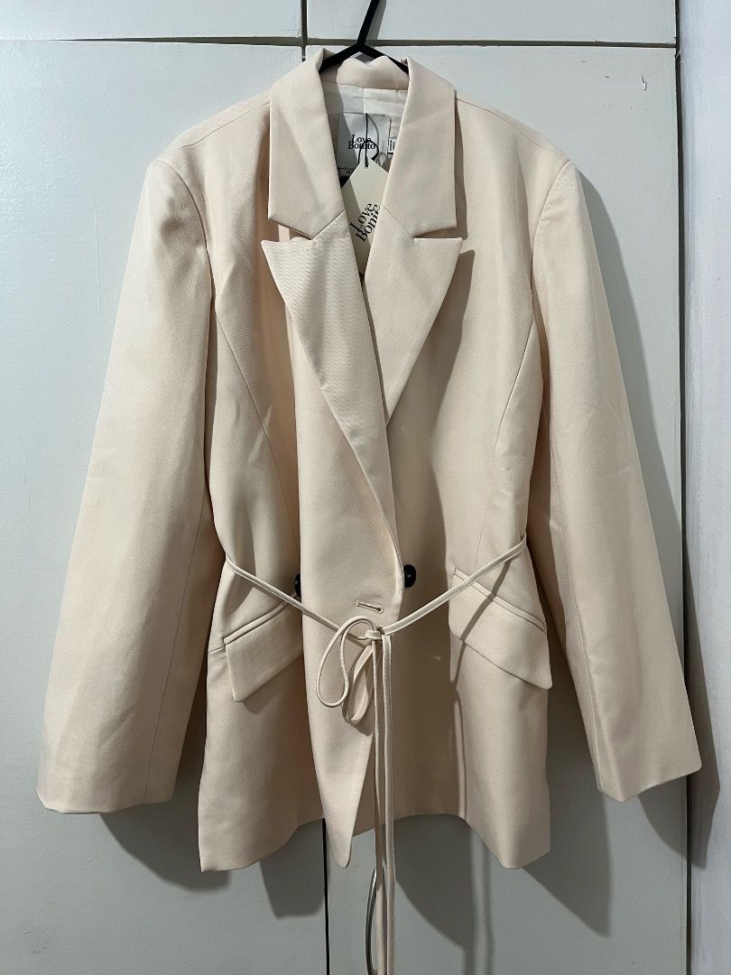 Love Bonito Beige Yellow Blazer (Category: Coats, Jackets and Outerwear) located in Manila. Submitted by micahezra__ (Listing ID 1464333427, Image 3). Description: brand new with tag - size small original price: P3,289.