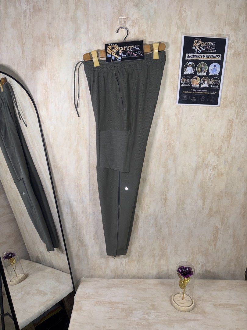 LULULEMON ENGINEERED ELEMENT CARGO PANTS (Category: Joggers) located in Cabuyao City. Submitted by pormanation-thrift-store (Listing ID 1464350832, Image 3). Description: LULULEMON ENGINEERED ELEMENT CARGO PANTS Condition: GOOD Color rate: 9/10 Size: SMALL Dimes: 28-32”Wx38”L Issue: ONE PINHOLE❌ Price: 1000.