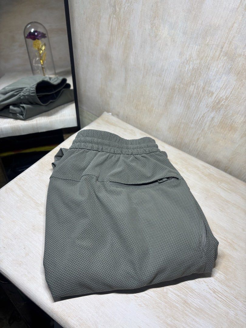 LULULEMON ENGINEERED ELEMENT CARGO PANTS (Category: Joggers) located in Cabuyao City. Submitted by pormanation-thrift-store (Listing ID 1464350832, Image 2). Description: LULULEMON ENGINEERED ELEMENT CARGO PANTS Condition: GOOD Color rate: 9/10 Size: SMALL Dimes: 28-32”Wx38”L Issue: ONE PINHOLE❌ Price: 1000.