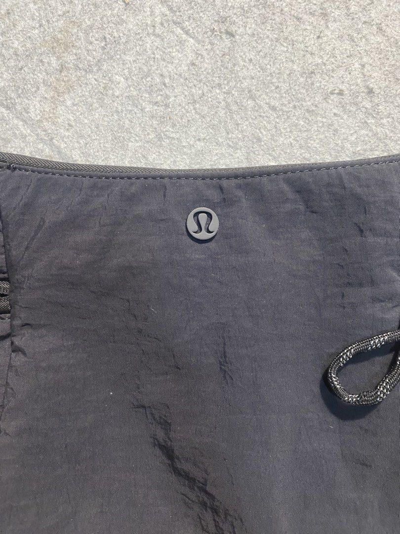 LULULEMON STUDIO BAG BLACK LW9EUCS 29x42cm (Category: Luxury Bags & Wallets) located in Roxas, Mindoro Oriental. Submitted by mzonethrifts (Listing ID 1464159064, Image 2). Description: .