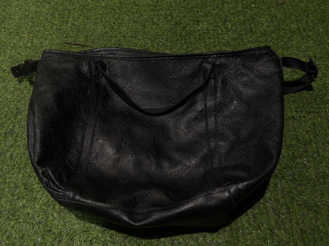Lv leather sling bag (Category: Cross-body Bags) located in Davao. Submitted by fundsforliving (Listing ID 1464250188, Image 1). Description: hook up condition: leather condition 9.5/10 need clean no scrathes Issue is no tags.