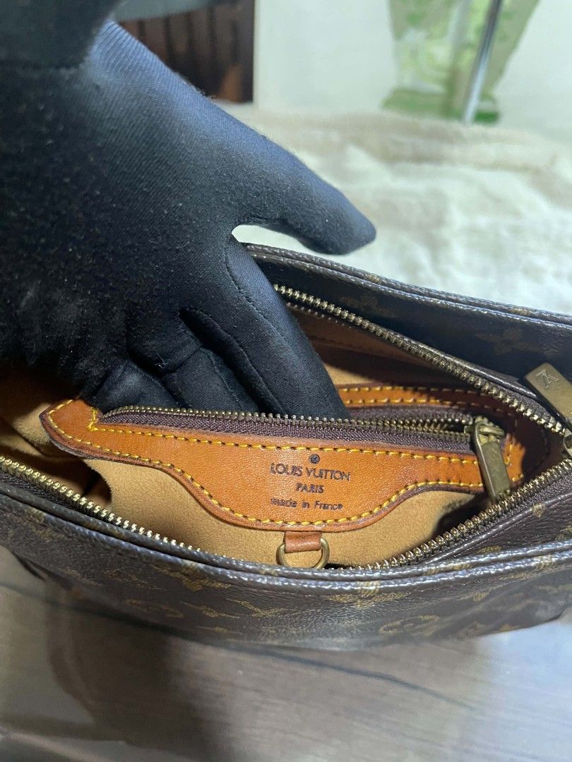 Lv Monogram looping (Category: Shoulder Bags) located in Naawan. Submitted by twillycalledprelovedbags (Listing ID 1464141783, Image 3). Description: issue tarnished hardware, no code.