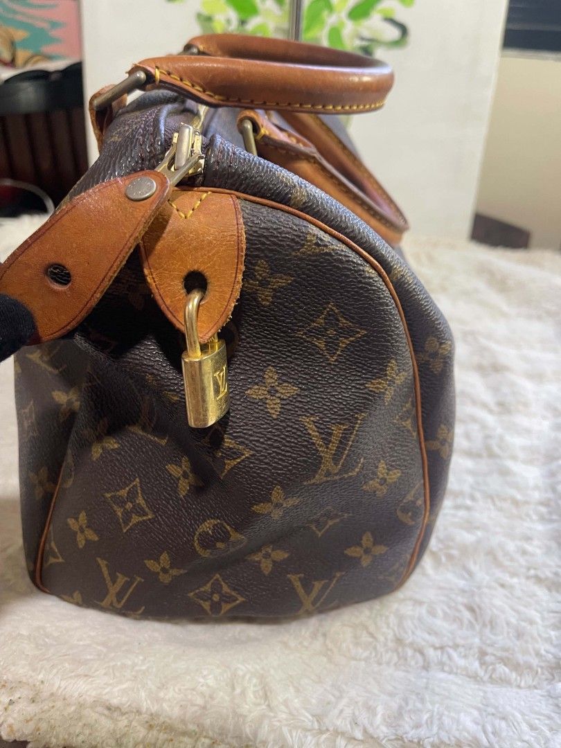 Lv Monogram speedy 30 with flaws (Category: Tote Bags) located in Naawan. Submitted by twillycalledprelovedbags (Listing ID 1464169389, Image 3). Description: issue crack leather sa lips.