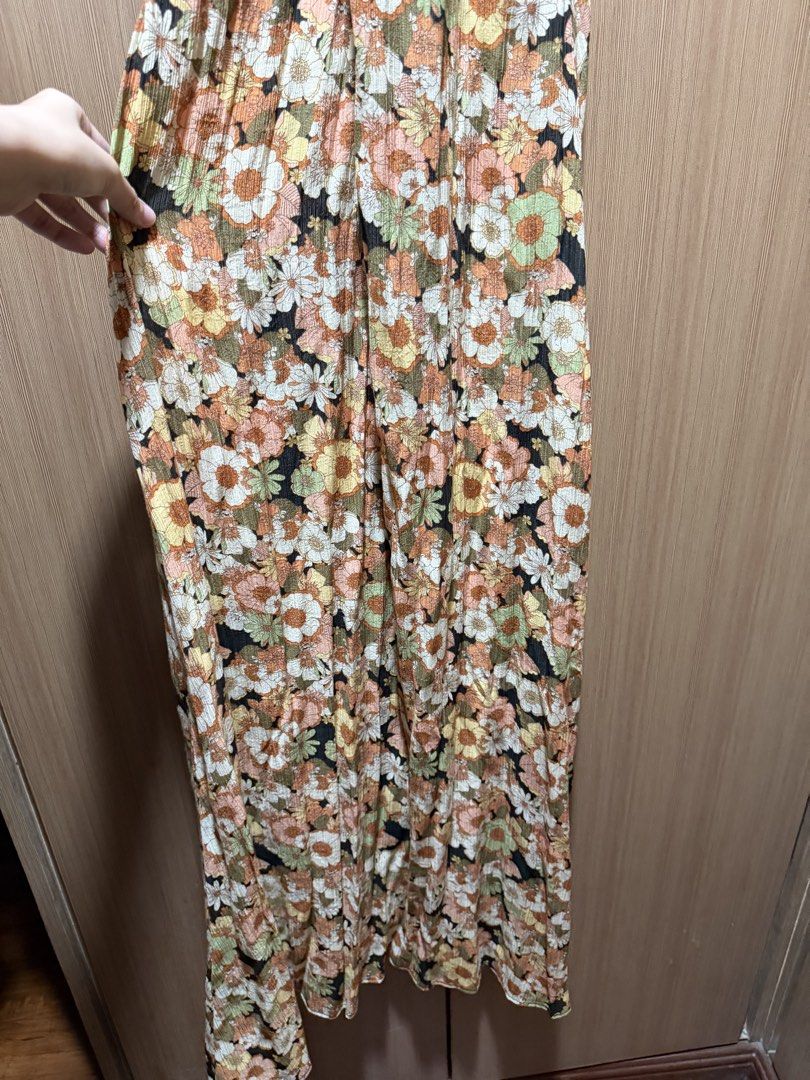 Mango floral print halter dress (Category: Dresses) located in Manila. Submitted by sjeefsells (Listing ID 1464337759, Image 3). Description: .