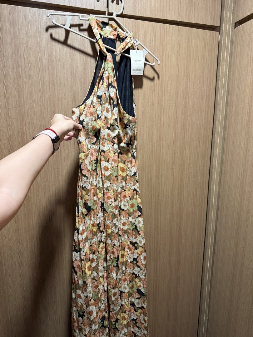 Mango floral print halter dress (Category: Dresses) located in Manila. Submitted by sjeefsells (Listing ID 1464337759, Image 2). Description: .
