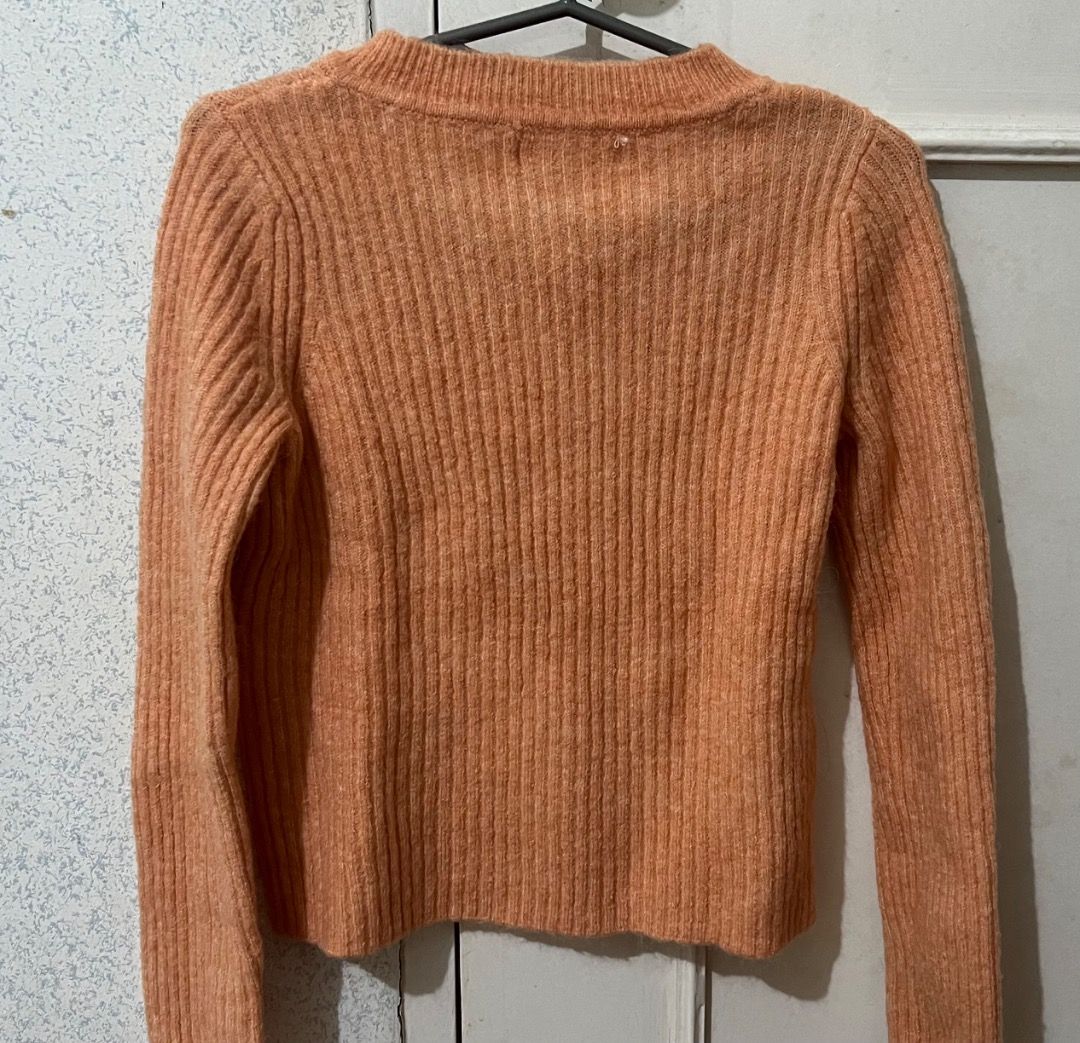 MANGO Orange Button-Up Cardigan (Category: Longsleeves) located in Cavite. Submitted by classicsale (Listing ID 1464170024, Image 2). Description: Mango Cardigan Top Good Condition Brand: Mango Color: Orange Size: XXS Selling for: Php 290 + Shipping Fee Payment: Gcash / Maya DM for more details .