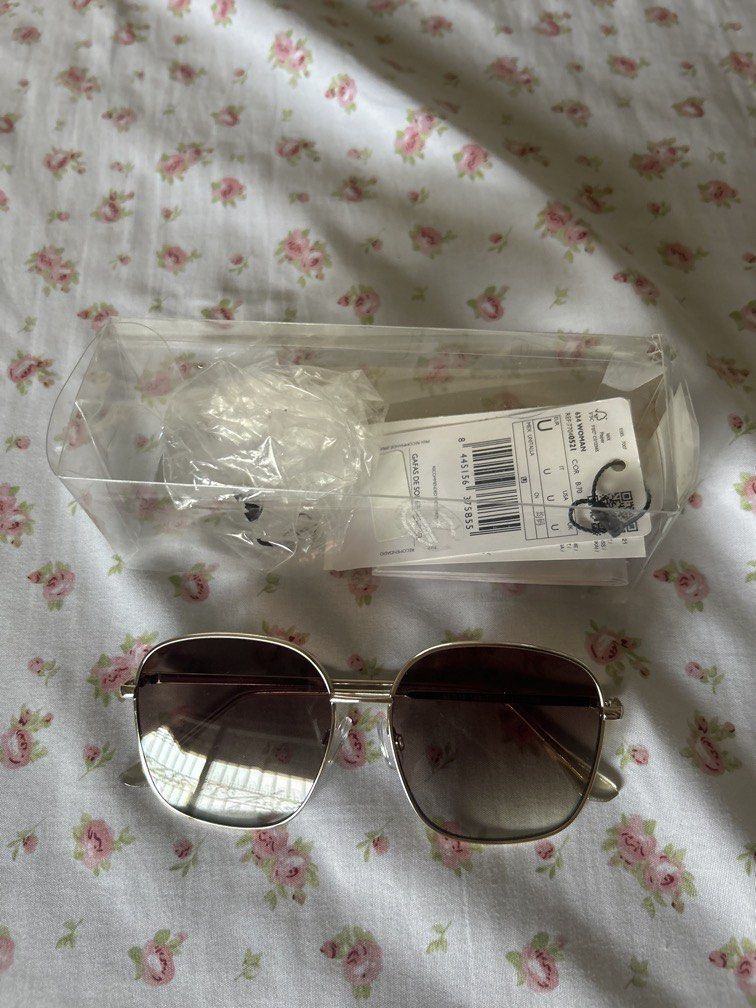Mango sunglasses (Category: Sunglasses & Eyewear) located in Marikina City. Submitted by araaaaaaa_ (Listing ID 1464212388, Image 1). Description: - brand new and never used - in very good condition (no scratches) LP POSTED.