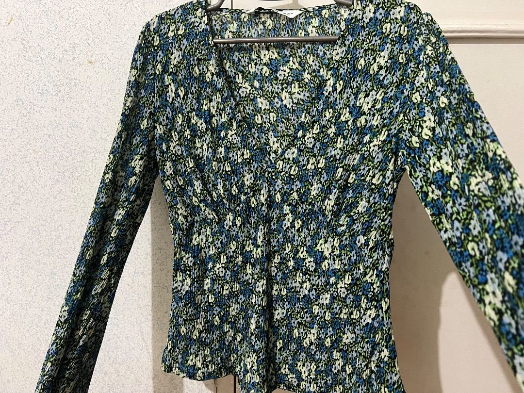 Mango V Neck Long sleeve Top (Category: Longsleeves) located in Cavite. Submitted by classicsale (Listing ID 1464195498, Image 1). Description: Welcome to my closet clear-out! Mango V-neck Longsleeve Top Good Condition Brand: Mango Size: XS Price: Php 200 plus shipping fee Shipping: LBC / Grab Express (DM for more options) Payment: Gcash / Maya .