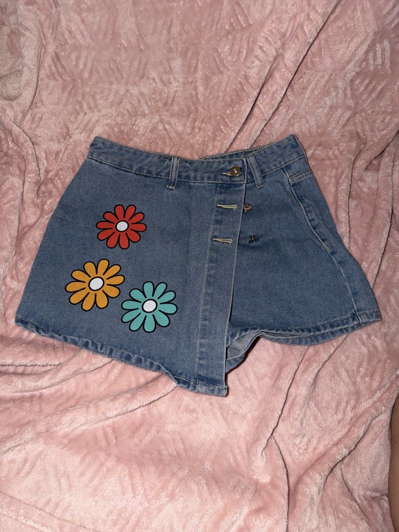 Maong skirt (Category: Skirts) located in Las Pinas. Submitted by hamsterlovespenguin (Listing ID 1464242718, Image 1). Description: Location: Bacoor Cavite Payment first |Meet-up| Lalamove | J&T (Shipping fee shouldered by the buyer) FIRST TO PAY MOP: Gcash, Maya, Maribank ••. Most items are preloved so please manage your expectations YOUR SIZE, YOUR RESPONSIBILITY Some items may have washable stains Wash before use Color may vary due to lightin