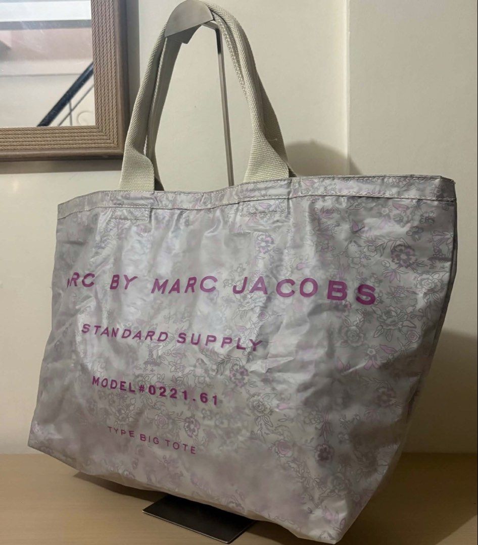 Marc Jacobs Weekender Tote Bag (Category: Tote Bags) located in Cavite. Submitted by chubbsavenue (Listing ID 1464321817, Image 2). Description: .