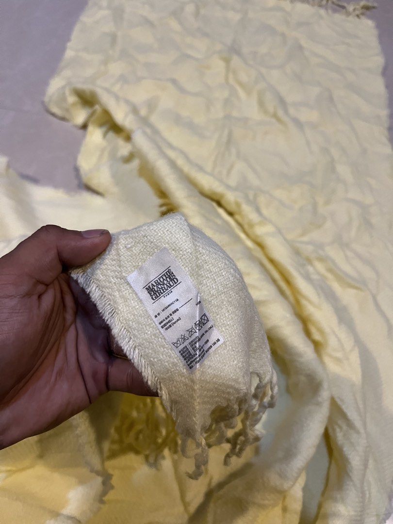 Marithe Francois Girbaud Scarf (Category: Scarves) located in Valencia. Submitted by bordzsthrift (Listing ID 1464299265, Image 3). Description: Exellent Condition No issue Light yellow.