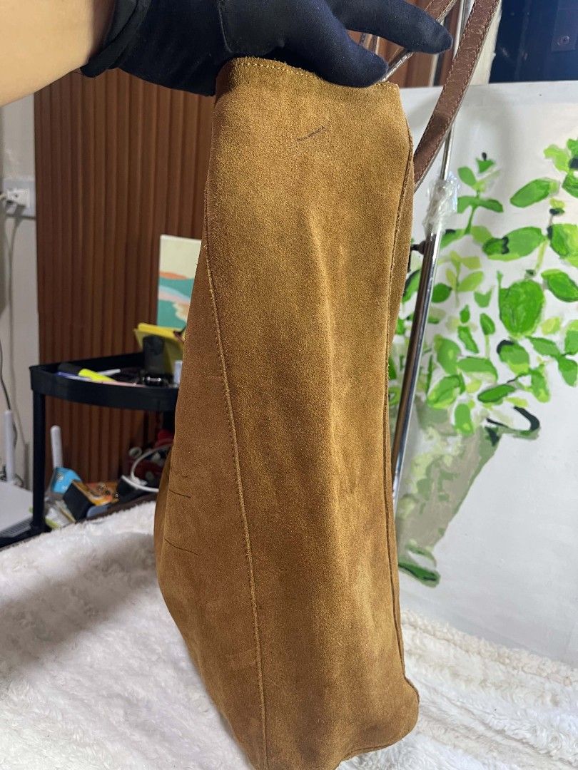 Massimo dutti seude leather tote bag Original (Category: Tote Bags) located in Naawan. Submitted by twillycalledprelovedbags (Listing ID 1464175501, Image 3). Description: issue sign of use sa handle.