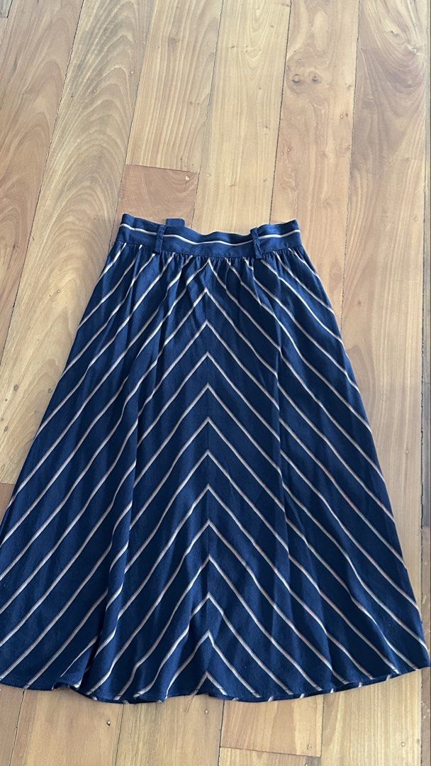 Massimo Dutyi navy blue skirt size Small (Category: Skirts) located in Cagayan de Oro. Submitted by alexamc_ (Listing ID 1464155409, Image 3). Description: Fits Zara xs but low waist .
