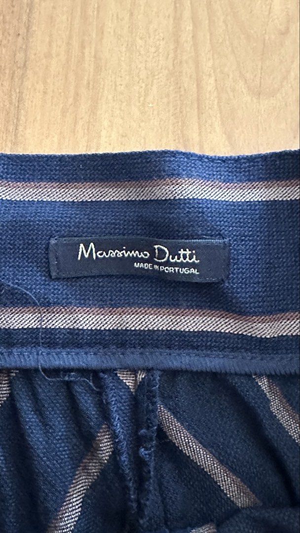 Massimo Dutyi navy blue skirt size Small (Category: Skirts) located in Cagayan de Oro. Submitted by alexamc_ (Listing ID 1464155409, Image 2). Description: Fits Zara xs but low waist .