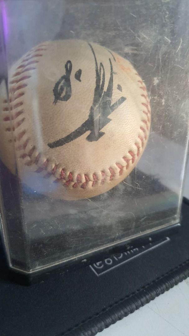 Masumi Kuwata 1987 signed baseball (Category: Vintage Collectibles) located in Valenzuela. Submitted by mlepnosclay (Listing ID 1464219536, Image 3). Description: - Authentic signed autograph on a baseball. - Ideal collectible for any baseball enthusiast. - Perfect for framing and display..