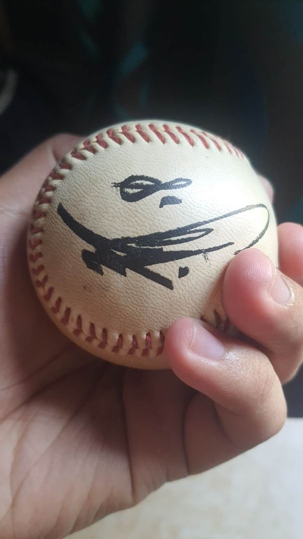 Masumi Kuwata 1987 signed baseball (Category: Vintage Collectibles) located in Valenzuela. Submitted by mlepnosclay (Listing ID 1464219536, Image 1). Description: - Authentic signed autograph on a baseball. - Ideal collectible for any baseball enthusiast. - Perfect for framing and display..