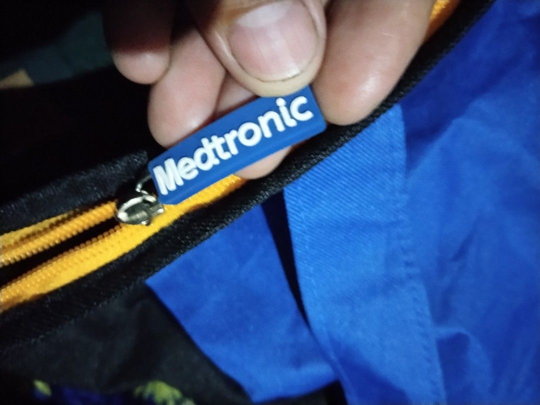 Medtronic Tote Bag (Category: Belt bags, Clutches and Pouches) located in Mabalacat. Submitted by al_amin_thrift (Listing ID 1464230004, Image 3). Description: 🩺 Medtronic Tote Bag — Black & Blue Item Details - Brand: Medtronic — global medical technology company ​ - Style: Large zippered tote / carry bag ​ - Colors: Main body black with bright blue handles & front panel; golden yellow zipper ​ - Material: Durable, lightweight woven nylon — wate