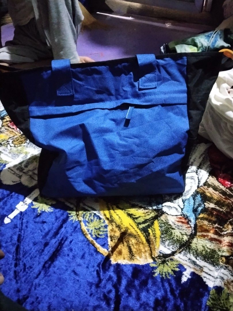 Medtronic Tote Bag (Category: Belt bags, Clutches and Pouches) located in Mabalacat. Submitted by al_amin_thrift (Listing ID 1464230004, Image 2). Description: 🩺 Medtronic Tote Bag — Black & Blue Item Details - Brand: Medtronic — global medical technology company ​ - Style: Large zippered tote / carry bag ​ - Colors: Main body black with bright blue handles & front panel; golden yellow zipper ​ - Material: Durable, lightweight woven nylon — wate