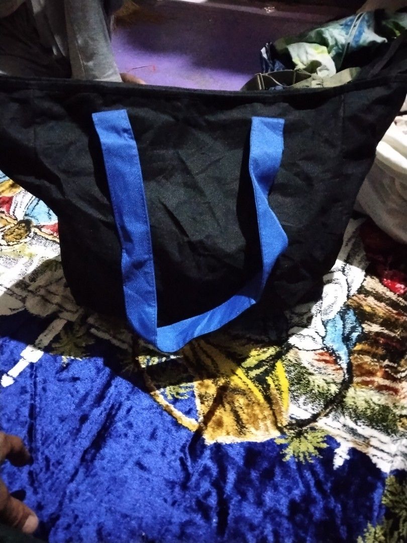 Medtronic Tote Bag (Category: Belt bags, Clutches and Pouches) located in Mabalacat. Submitted by al_amin_thrift (Listing ID 1464230004, Image 1). Description: 🩺 Medtronic Tote Bag — Black & Blue Item Details - Brand: Medtronic — global medical technology company ​ - Style: Large zippered tote / carry bag ​ - Colors: Main body black with bright blue handles & front panel; golden yellow zipper ​ - Material: Durable, lightweight woven nylon — wate
