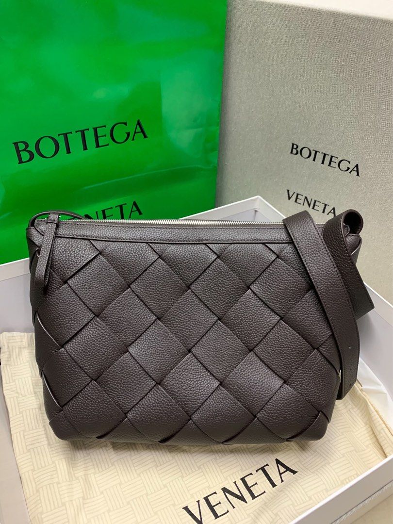 Messenger Bags 38Cm (Category: Cross-body Bags) located in Manila. Submitted by grandtree-aa68 (Listing ID 1464264721, Image 2). Description: Authenticity is nog guaranteed .