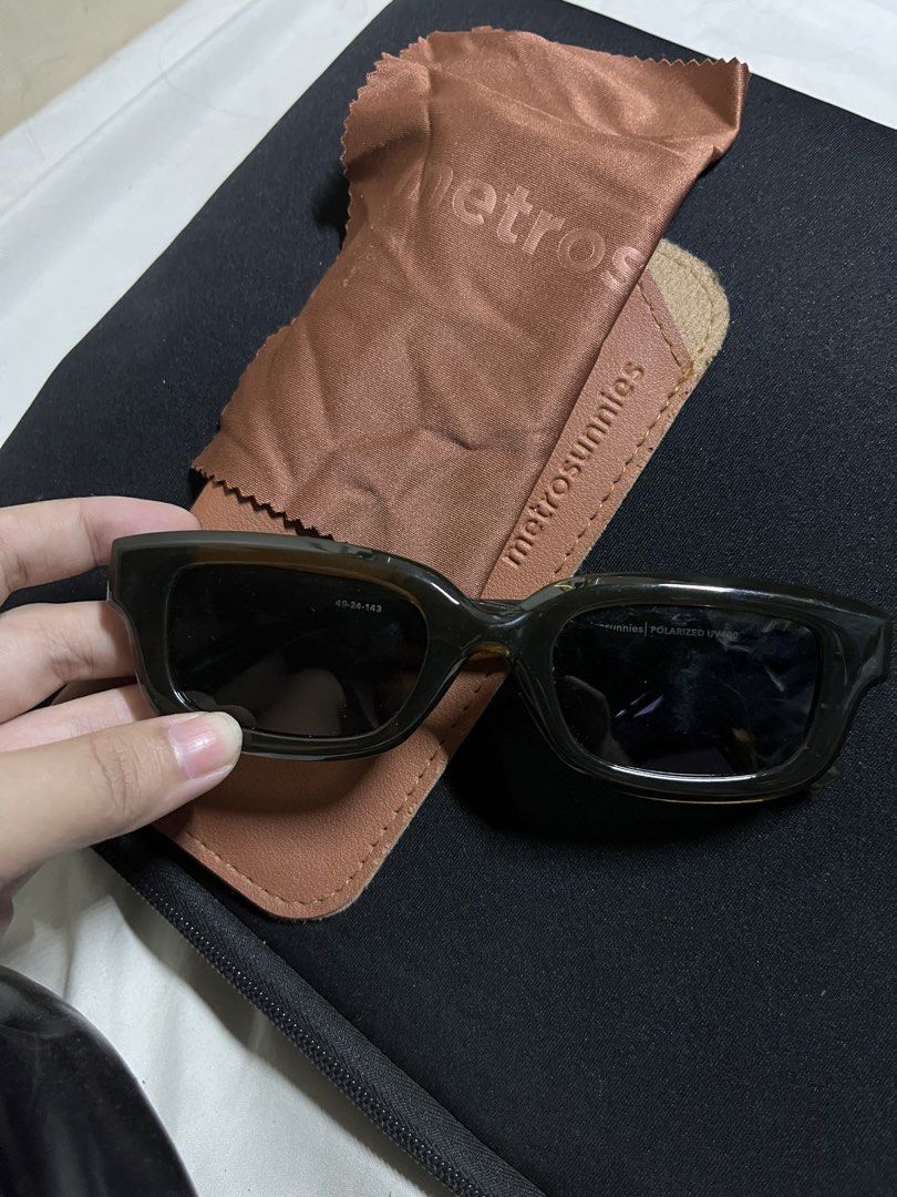 Metro Sunnies Polarized Sunglasses (Category: Sunglasses & Eyewear) located in Bacolod City. Submitted by fuzkisnz (Listing ID 1464243714, Image 1). Description: - Polarized lenses for glare reduction - UV400 protection to shield your eyes - Stylish tortoiseshell frame design - Comes with a protective pouch - Includes a microfiber cleaning cloth - Ideal for bright, sunny weather.